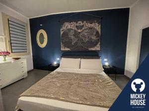 sypialnia z łóżkiem i niebieską ścianą w obiekcie Mickey House - Casa in centro vicino all’autodromo w mieście Imola