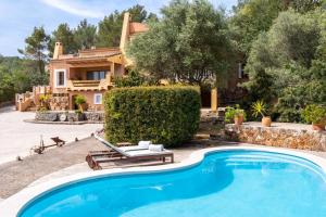 une villa avec une piscine en face d'une maison dans l'établissement Lovehaus Terra Rotja, à Esporles