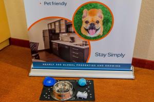 una caja con una foto de un perro en una cocina en Sonesta Simply Suites Detroit Novi, en Novi
