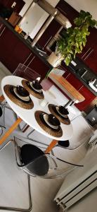 a table with four hats on top of it at Le Repaire d'Alfred in Stavelot