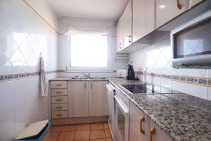 Kuchyňa alebo kuchynka v ubytovaní Amplio Apartamento Bahia II