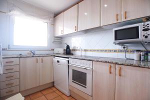 Kuchyňa alebo kuchynka v ubytovaní Amplio Apartamento Bahia II