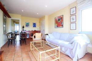 Posedenie v ubytovaní Amplio Apartamento Bahia II