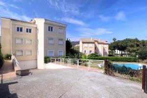 Bazén v ubytovaní Amplio Apartamento Bahia II alebo v jeho blízkosti