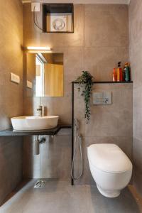 La salle de bains est pourvue de toilettes et d'un lavabo. dans l'établissement Home Awaits 357, à Bangalore