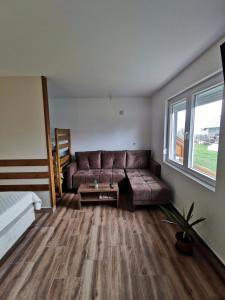 uma sala de estar com um sofá e uma mesa em Seosko domaćinstvo Kastratović em Berane