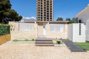 una casa con una puerta y un edificio en Apartamento ALMA con terreno privado y parking compartido - a 800m de Playa Poniente en Benidorm