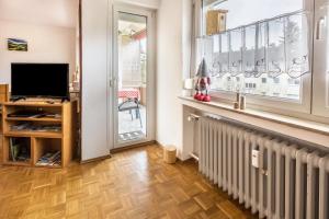 uma sala de estar com um radiador e uma janela em Ferienwohnung Villingen em Villingen-Schwenningen