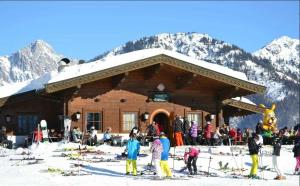 eine Gruppe von Personen, die vor einer Skihütte stehen in der Unterkunft Ferienwohnungen Foidlhof in Hochfilzen