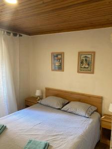 um quarto com uma cama e um tecto de madeira em Special Suite Bairro Alto em Lisboa