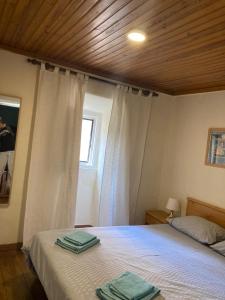 um quarto com 2 camas e uma janela em Special Suite Bairro Alto em Lisboa