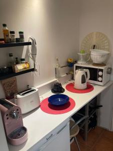 uma cozinha com um balcão com um aparelho em Special Suite Bairro Alto em Lisboa