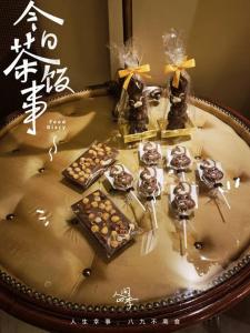 Fotografija v galeriji nastanitve 520爱琴海公寓，欧式豪华装修，有电梯，地铁站旁，大露台，免费停车位，宽敞2间房，可做饭，舒适淋浴 v Atenah