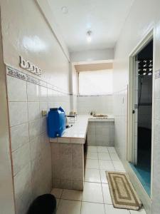 bagno con lavandino e servizi igienici di The Cabin byTERBAIKhome a Città di Puerto Princesa