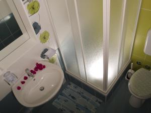 Ένα μπάνιο στο Apartment Daniela +28 φωτογραφίες