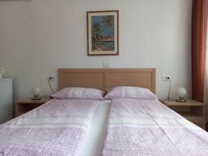 Łóżko lub łóżka w pokoju w obiekcie Apartments & Rooms Karmen