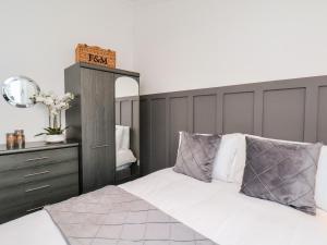 um quarto com uma cama grande e uma cómoda em Bonny Bay em Bridlington