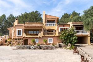 a large house with a stone driveway at Lovehaus Terra Rotja in Esporles