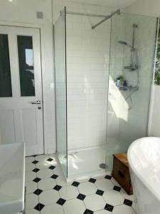 een badkamer met een douche, een toilet en een wastafel bij Distinctive Stamford townhouse in Lincolnshire
