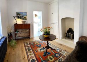 een woonkamer met een tafel en een tapijt bij Distinctive Stamford townhouse in Lincolnshire