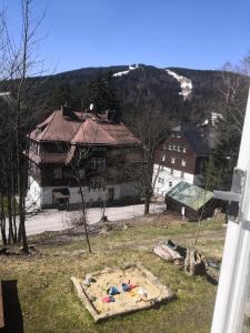 un tas de sable sur le sol dans une cour dans l'établissement Hostel Pestalozza, à Špindlerův Mlýn