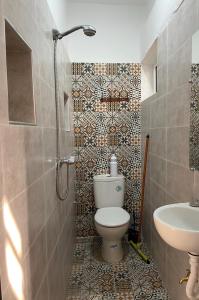 La salle de bains est pourvue de toilettes et d'un lavabo. dans l'établissement Kasbari House, à Taghazout