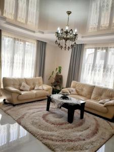 - un salon avec deux canapés et une table dans l'établissement Guest House Dimitri, à Chakvi