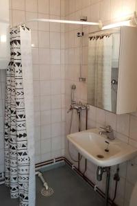 a bathroom with a sink and a mirror at Vindsvåning, stenkast från centrum in Pietarsaari