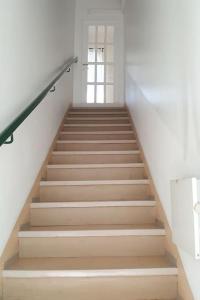 a staircase in a building with a window at Vindsvåning, stenkast från centrum in Pietarsaari