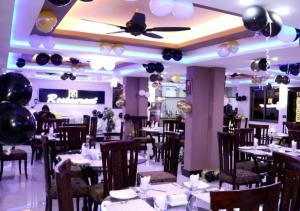 Restaurace v ubytování Khan Continental Hotel & Restaurant