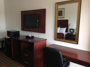 TV a/nebo společenská místnost v ubytování America Inn & Suites