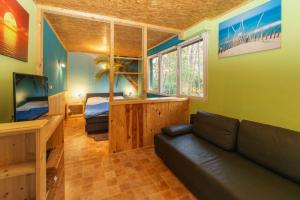 Urlaub im Bungalow mitten im Wald的电视和/或娱乐中心