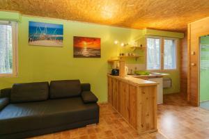 Urlaub im Bungalow mitten im Wald的厨房或小厨房