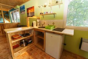 Urlaub im Bungalow mitten im Wald的厨房或小厨房