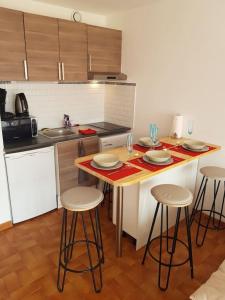 Kuchyňa alebo kuchynka v ubytovaní Studio meublé climatisé centre port cap d'Agde