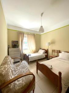 um quarto de hotel com duas camas e uma janela em Panoramic View Apartment em Përmet