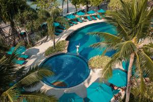 チャン島にあるコー チャン パラダイス リゾート＆スパのヤシの木が茂るリゾートのプールのオーバーヘッドビュー