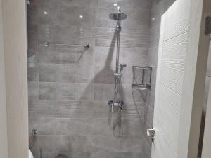 baño con ducha y puerta de cristal en Dariq, en Kazanlak