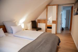 Schlafzimmer mit einem Bett, einem Schreibtisch und einem Stuhl in der Unterkunft Apartment Auszeit in Isenbüttel