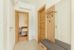 korytarz z drzwiami prowadzącymi do sypialni w obiekcie Apartment Ava w Kotorze