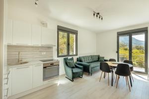 kuchnia i salon ze stołem i krzesłami w obiekcie Apartment Ava w Kotorze