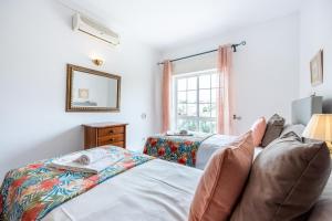 Giường trong phòng chung tại T2 Quinta da Caldeira by Seewest +17 ảnh