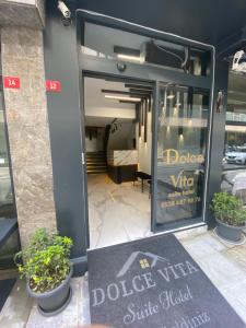 uma porta para uma loja de vinhos com um sinal em frente em Dolce Vita Suite Hotel em Istambul
