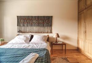 een slaapkamer met een bed en een tafel met een lamp bij Apartament Giewont-Tatra Home in Kościelisko