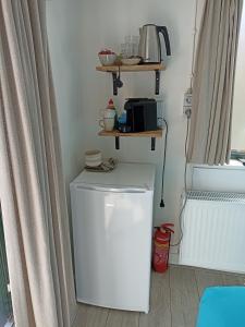 eine Waschküche mit einer weißen Waschmaschine in der Unterkunft Little Beach Place in Zandvoort