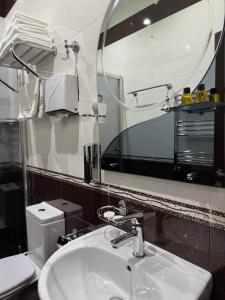 Bathroom sa Eiffel Hotel