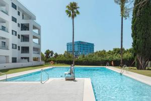 Bazén v ubytovaní Brand new apartment with pool and SEA VIEW in Marbella alebo v jeho blízkosti