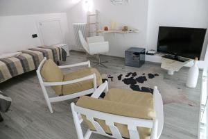 TV a/nebo společenská místnost v ubytování Le Coccinelle Home a Lierna