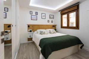 Un dormitorio con una cama grande y una ventana en El balcón de Covelo, en Pontevedra