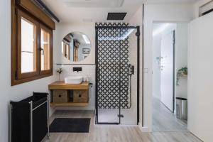 een badkamer met een douche en een wastafel bij El balcón de Covelo in Pontevedra